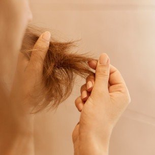 Mulher com cabelo danificado