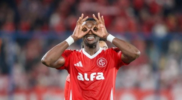 Centroavante sentiu dores na coxa esquerda e foi substituído com pouco mais de 20 minutos na partida contra o Sport, pelo Brasileirão.