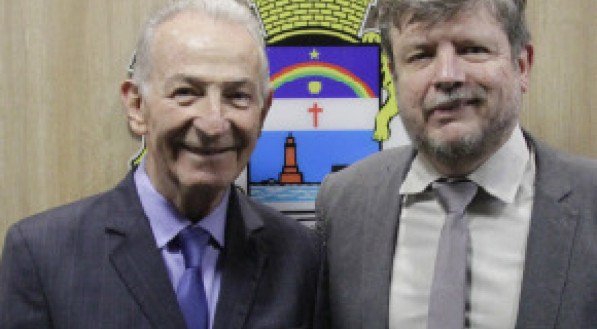 Tércio Bacelar, lenda da medicina pernambucana, na homenagem que recebeu na câmara Municipal do Recife, com o vereador Tadeu Calheiros