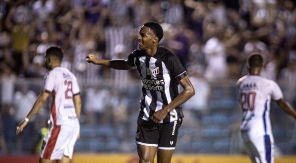 Atacante já fez 13 jogos pelo profissional nesta temporada, com um gol marcado. O novo vínculo dele com o Vozão será válido até o fim de 2028.