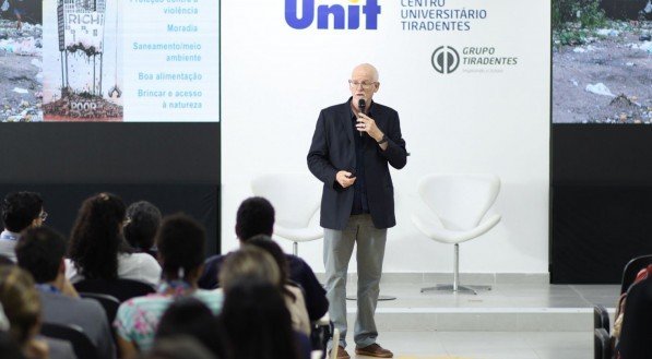 Educador alerta que os riscos do celular vão além das telas