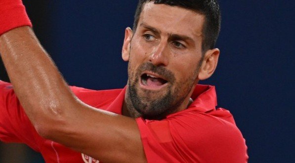 Sérvio tricampeão de Roland Garros derrotou norte-americano em sets diretos na França