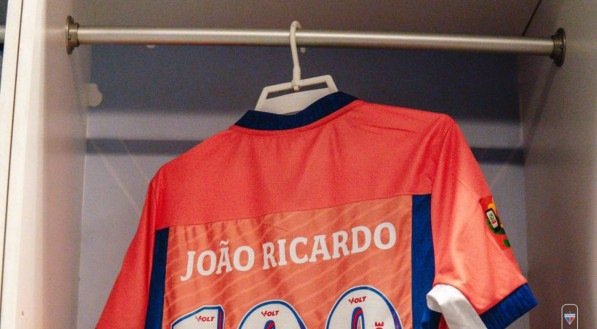 Goleiro João Ricardo entrou em campo no duelo contra o Cruzeiro, neste domingo, com a camisa de número 100, em alusão ao Disque Denúncia.