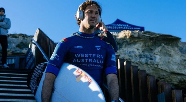 O surfista sul-africano Jordy Smith foi o grande campeão da etapa da WSL em Margaret River. Na decisão desta segunda-feira (26), o veterano de 37 anos superou o norte-americano Griffin Colapinto, após ter vencido o irmão mais novo, Crosby Colapinto, nas semifinais. Vivendo o melhor momento da carreira, Smith voltará a vestir a lycra amarela [&amp;#8230;]