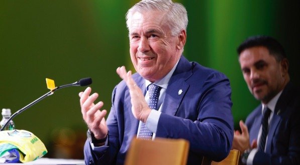 Carlo Ancelotti sorrindo em apresentação como técnico da Seleção Brasileira