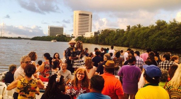 Catamaran do Forró estreia temporada com arrasta-pé no Recife