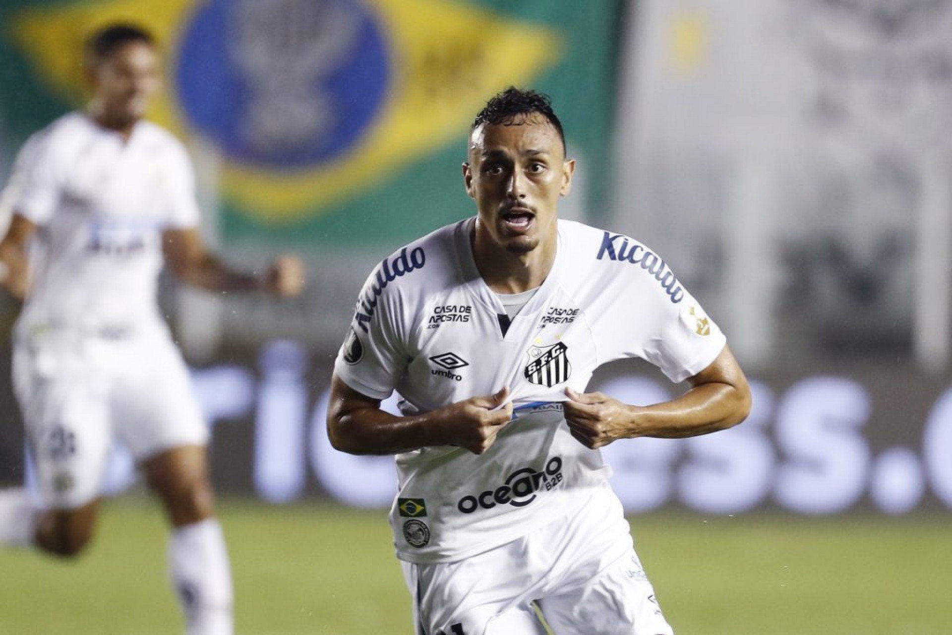 Volante criticado pela torcida pode estar de saída do Santos
