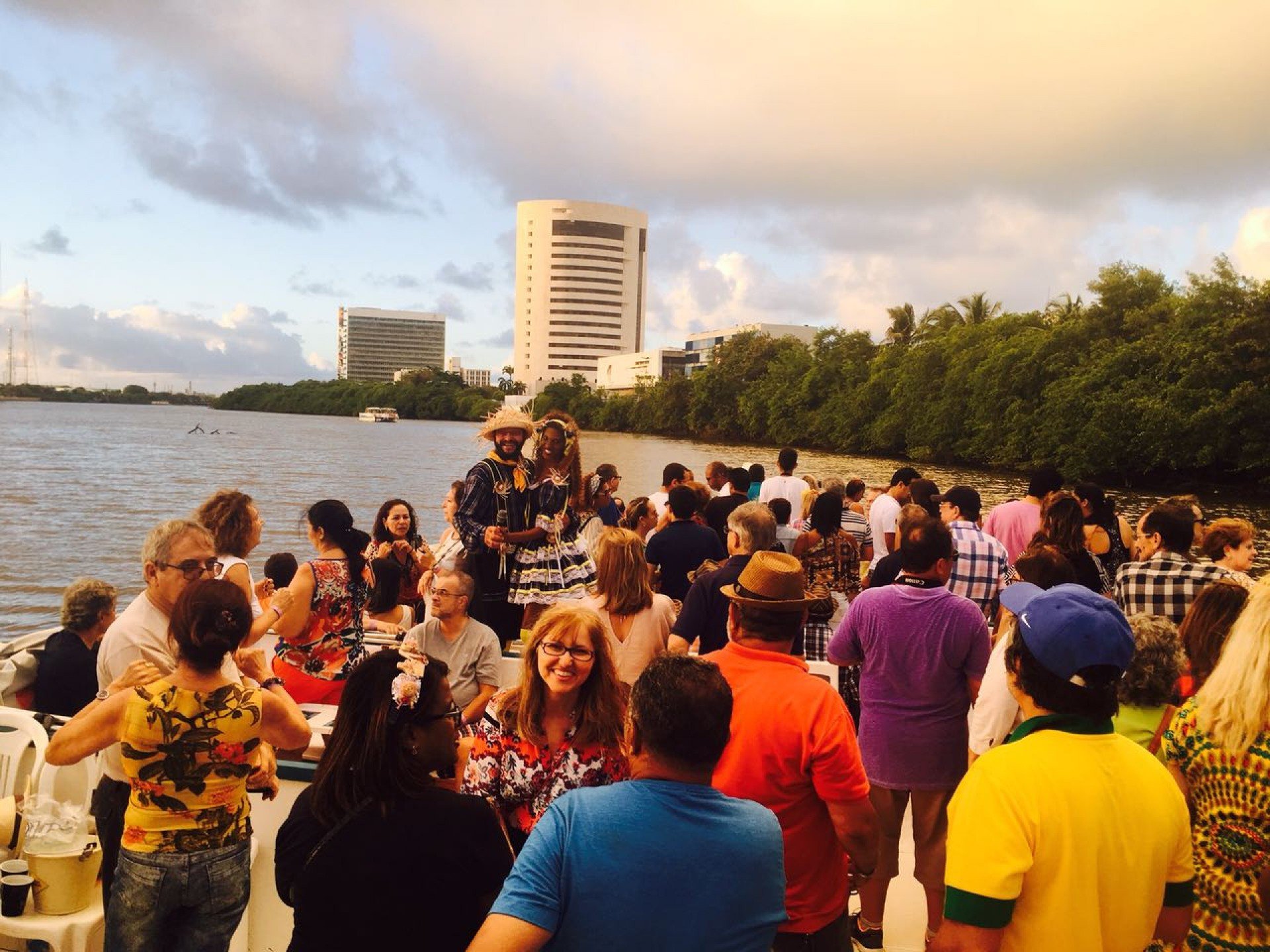 Catamaran do Forró estreia temporada com arrasta-pé no Recife