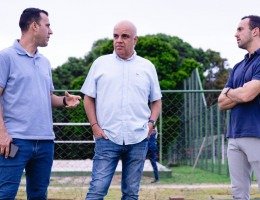 Yuri Romão entre Thiago Gasparino, executivo de futebol, e Enrico Ambrogini, diretor geral