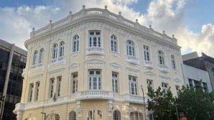 O imóvel passou por um cuidadoso projeto de restauro assinado pela arquiteta Karla Grimaldi. A obra, com custo de pouco mais de R$ 1 milhão, foi financiada pelos antigos proprietários 