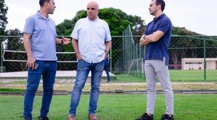 Yuri Romão entre Thiago Gasparino, executivo de futebol, e Enrico Ambrogini, diretor geral (D)