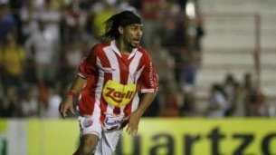 Araújo em ação pelo Náutico no ano de 2012
