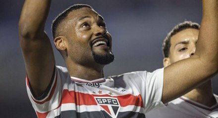 São Paulo vence e Sabino marca pela primeira vez