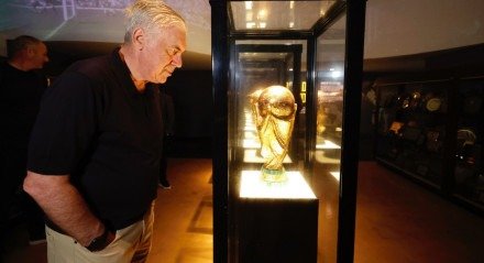 Carlo Ancelotti admirando a taça da Copa do Mundo na sede da CBF