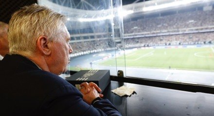 Carlo Ancelotti acompanhando Botafogo x Universidad de Chile no Estádio Nilton Santos