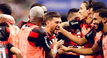 De Arrascaeta comemora gol com jogadores do Flamengo