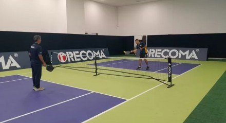 Ele pode até parecer um “mini-tênis”, mas o pickleball já se tornou uma verdadeira febre mundial — e vem ganhando cada vez mais espaço no Brasil. Praticado por celebridades como Bill Gates, Gisele Bündchen, Drake, LeBron James e Roberto Justus, o esporte mistura elementos do tênis, do badminton e do tênis de mesa, e vem [&#8230;]