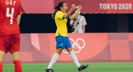 A preparação da seleção brasileira feminina segue a todo vapor sob o comando de Arthur Elias. Nesta terça-feira (27), no CT Joaquim Grava, do Corinthians, a equipe realizou seu segundo treino antes dos amistosos contra o Japão. E, entre exercícios e ajustes táticos, um tema ganhou força fora de campo: a permanência de Marta. A [&#8230;]