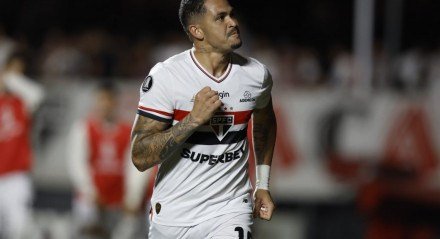 O São Paulo venceu a equipe do Talleres nessa terça-feira (27), no estádio do MorumBis, pela última rodada da fase de grupos da Conmebol Libertadores. O placar do jogo foi 2 a 1 para o São Paulo. O primeiro tempo contou com erros de ambos os lados, mas um pouco após a metade do primeiro [&#8230;]