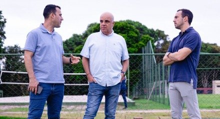 Yuri Romão entre Thiago Gasparino, executivo de futebol, e Enrico Ambrogini, diretor geral