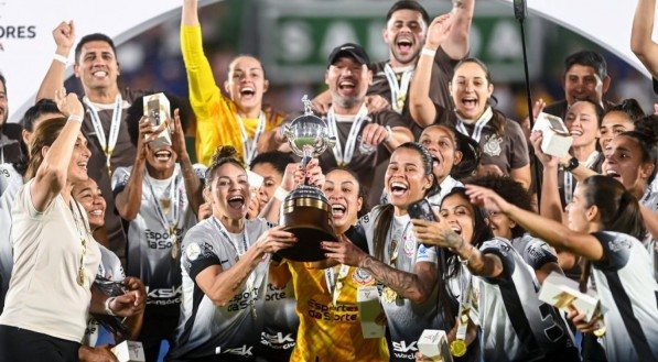 Timão acertou uma das parcelas devidas, referente ao mês de abril, porém, ainda deve um mês para o elenco que conquistou o torneio continental.