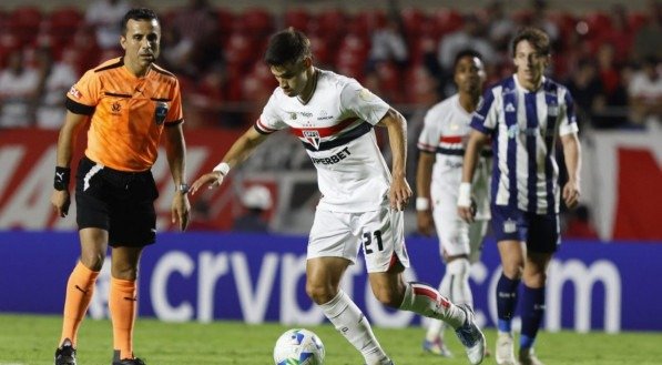 Jogador ameaçou sair de campo, em partida pela Libertadores, mas permaneceu; Após o jogo, ele disse que o jogador são-paulino o chamou de fome"
