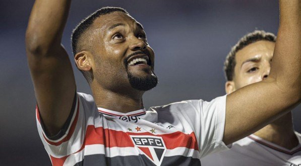 São Paulo vence e Sabino marca pela primeira vez