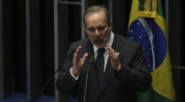 Armando Monteiro critica aumento do IOF e alerta para risco de esgotamento do modelo fiscal