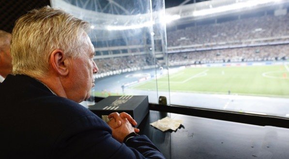 Carlo Ancelotti acompanhando Botafogo x Universidad de Chile no Estádio Nilton Santos