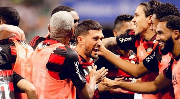 De Arrascaeta comemora gol com jogadores do Flamengo