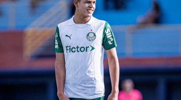 Rodrigo Haruki foi um dos destaques da goleada do Palmeiras diante do São Bento pelo Campeonato Paulista Sub-20. O Verdão venceu por 4 a 0 no Estádio Walter Ribeiro, em Sorocaba. O atacante contribuiu com um gol e uma assistência. Haruki comemorou o gol marcado, valorizou o resultado conquistado e destacou a importância da equipe [&amp;#8230;]