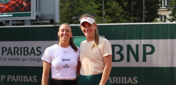 Luisa Stefani e Bia Haddad arrasam e vão à 2ª rodada de duplas em Roland Garros