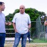 Yuri Romão entre Thiago Gasparino, executivo de futebol, e Enrico Ambrogini, diretor geral