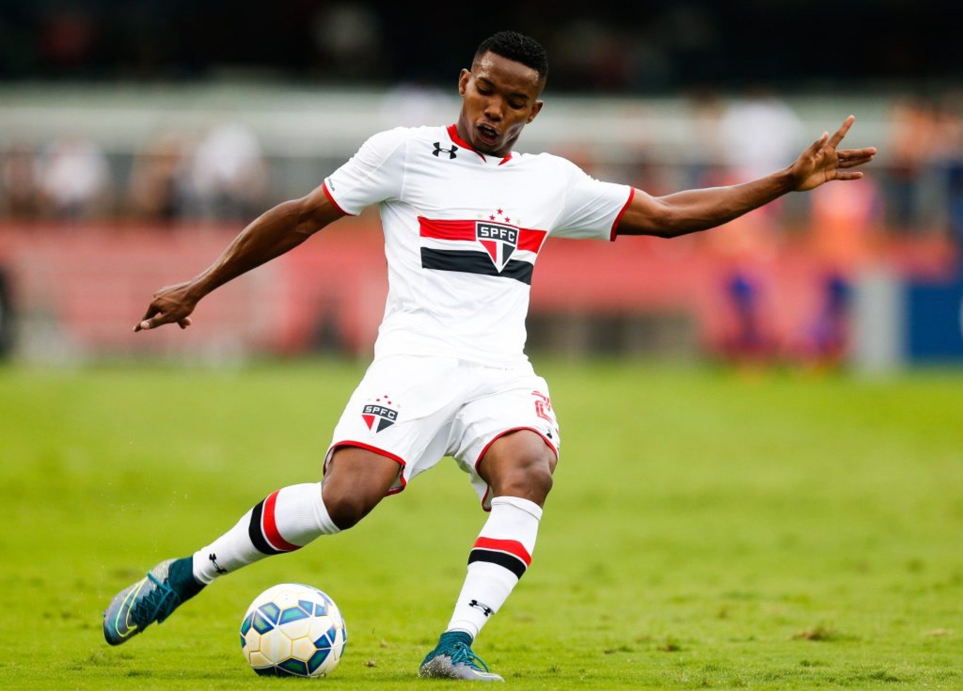 O jogador de 33 anos está em fim de contrato com um clube do Catar. Ele atuou pelo São Paulo entre os anos de 2017 e 2020.