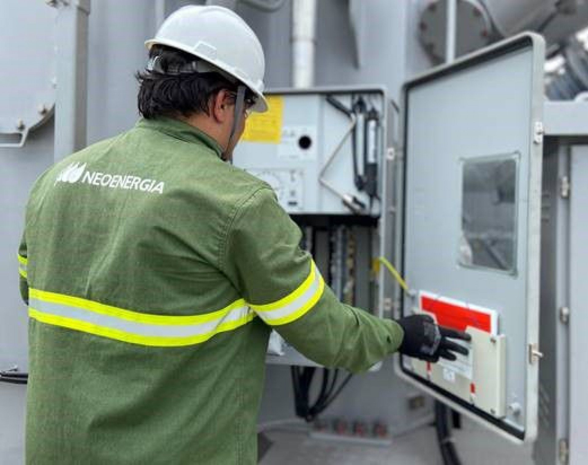 Imagem de profissional da Neoenergia trabalhando