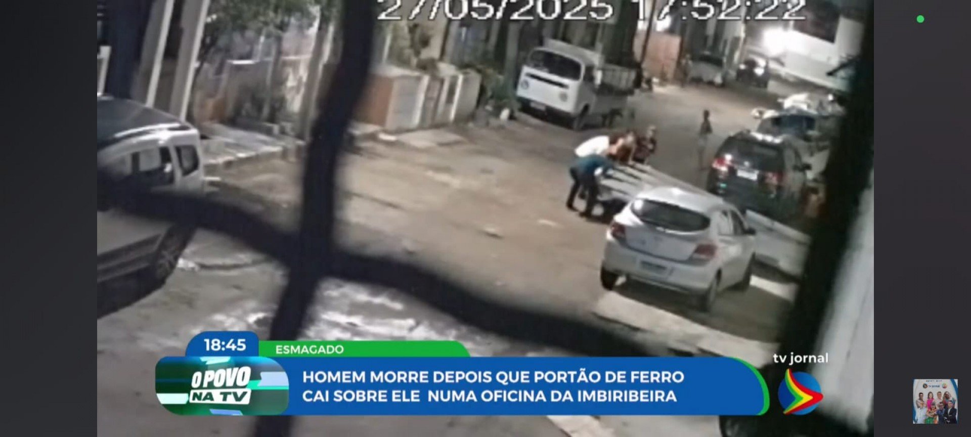 Imagem de pessoas tentando retirar portão de cima de vítima na Imbiribeira
