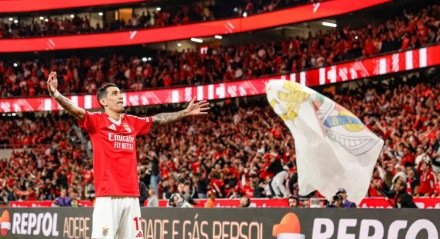 Di María comemora gol pelo Benfica
