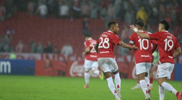 Com gols de Vitinho e Borré, o Internacional virou sobre o Bahia no Beira-Rio e garantiu vaga nas oitavas da Libertadores com atuação decisiva no segundo tempo