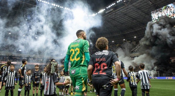 Jogadores do Atlético-MG entrando em campo na Arena MRV