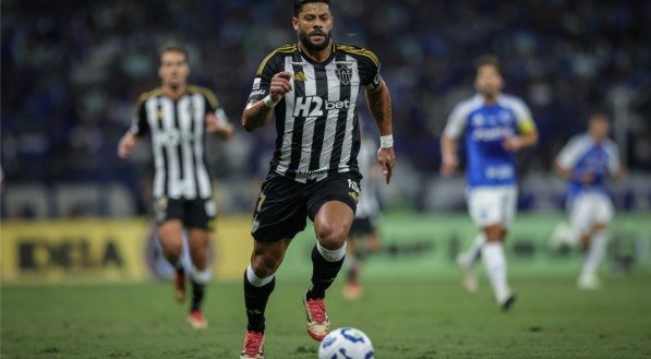 Hulk com a posse de bola em jogo do Atlético-MG