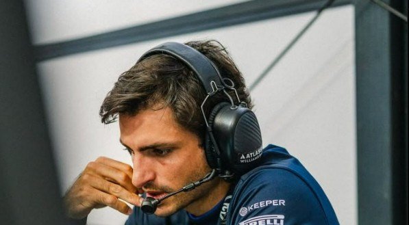 Carlos Sainz celebra boa fase da Williams e apoio da torcida na Espanha