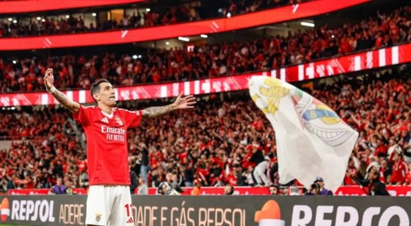 Di María comemora gol pelo Benfica