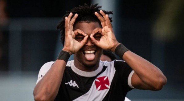Rejeitado pelo Fenerbahçe por conta de uma lesão no joelho, atacante de 20 anos é bancado pelo departamento médico do Vasco e brilha com gols na base