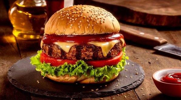 5 opções imperdíveis de delivery de hambúrguer que valem cada mordida