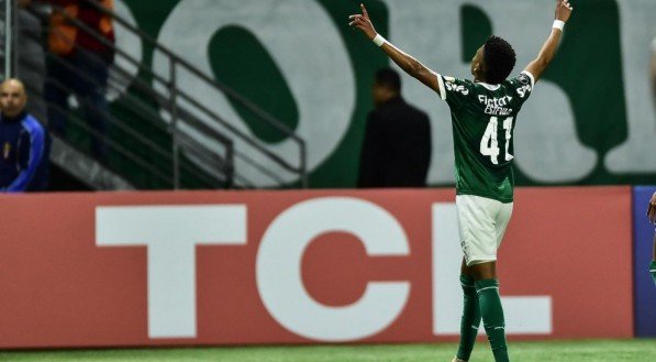 Estevão participou de seu último jogo no Allianz Parque vestindo a camisa do Palmeiras, e se despediu com gol, assistencia e goleada do Verdão sobre o Sporting Crystal pela última rodada da fase de grupos da Libertadores. A equipe Paulista venceu por 6 a 0, com gols de Estevão, Flaco López(2x), Raphael Veiga, Paulinho e [&amp;#8230;]