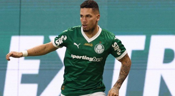 Paulinho comemora o primeiro gol pelo Palmeiras em noite inspirada dos atacantes, que se despedem de Estêvão no Allianz Parque.