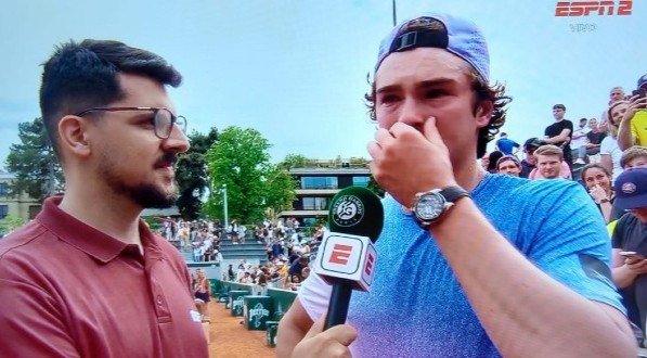Brasileiro chorou em entrevista para a ESPN e lembrou pressão que sofreu nas últimas semanas após derrotas seguidas