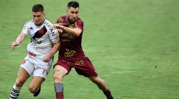 Jonatan Gómez com a camisa do Sport