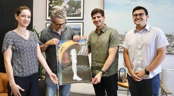 Kleber Mendonça Filho e a produtora Emile Lesclaux foram recebidos por João Campos, nesta quinta-feira (29), na Prefeitura do Recife
