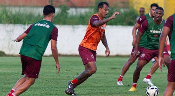 Vinícius em ação no treino do Náutico no CT Wilson Campos